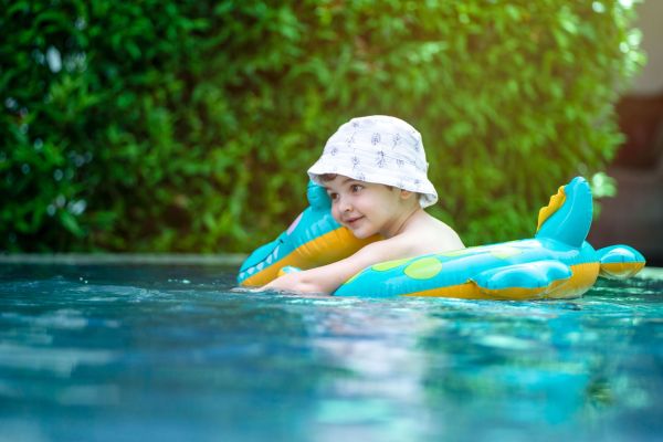 Des conseils de professionnels pour choisir votre piscine pour enfants