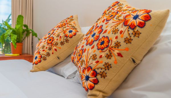 Recycler de vieux vêtements en coussins colorés : un guide DIY